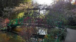 petit pont sur l'étang dans le jardin de Claude Monet